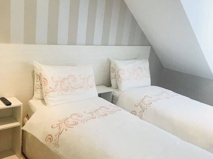 חדר סטנדרט, The Waterfront