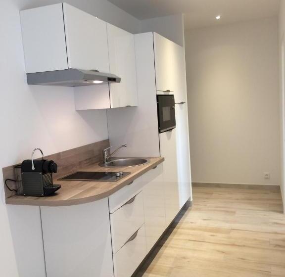 חדר סטודיו סטנדרד, Windward