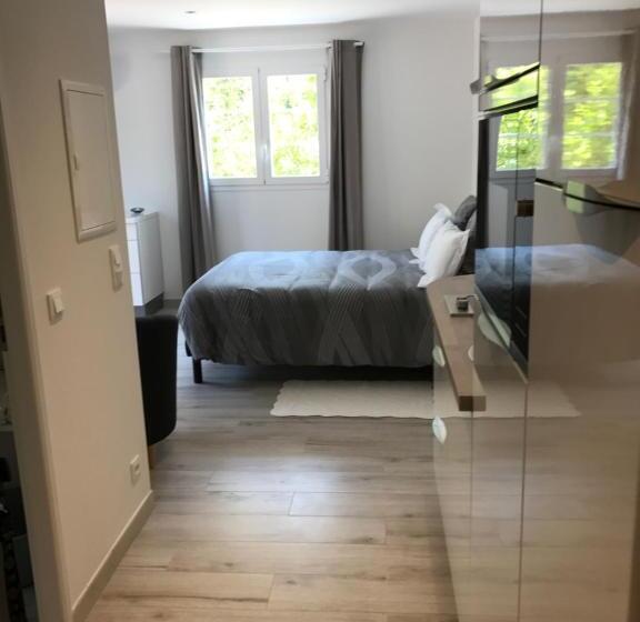 חדר סטודיו סטנדרד, Windward