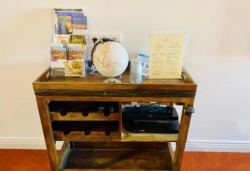 جناح جونيور عائلى, Hostellerie De La Fontaine