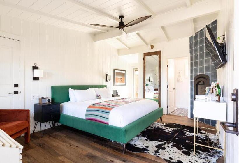 غرفة سوبيريور سرير كينج, Skyview Los Alamos  21 & Over Pool