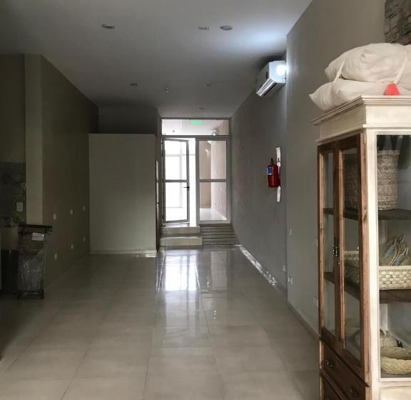 شقة غرفة واحدة, Ivy