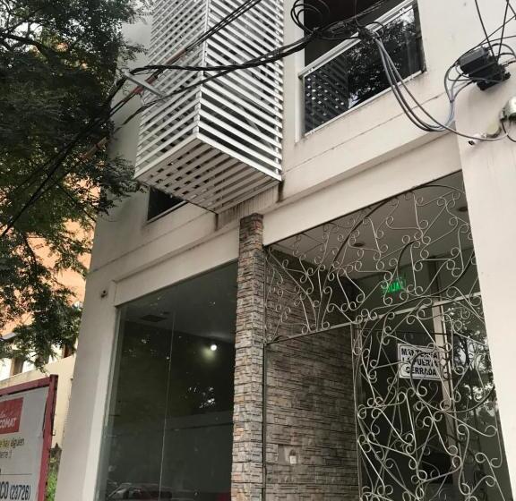 شقة غرفة واحدة, Ivy