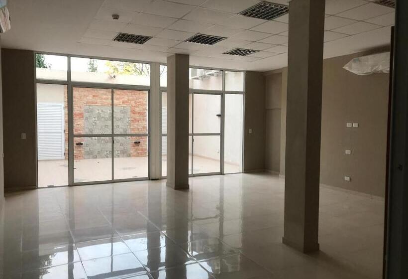 شقة غرفة واحدة, Ivy