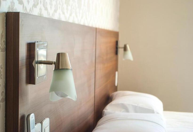 شقة غرفة واحدة, Ivy