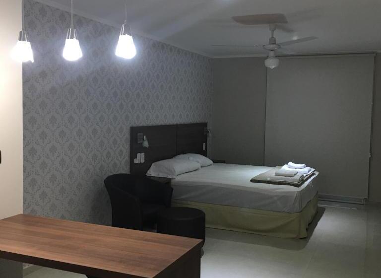 شقة غرفة واحدة, Ivy