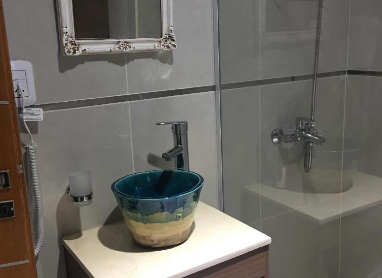 شقة غرفة واحدة, Ivy