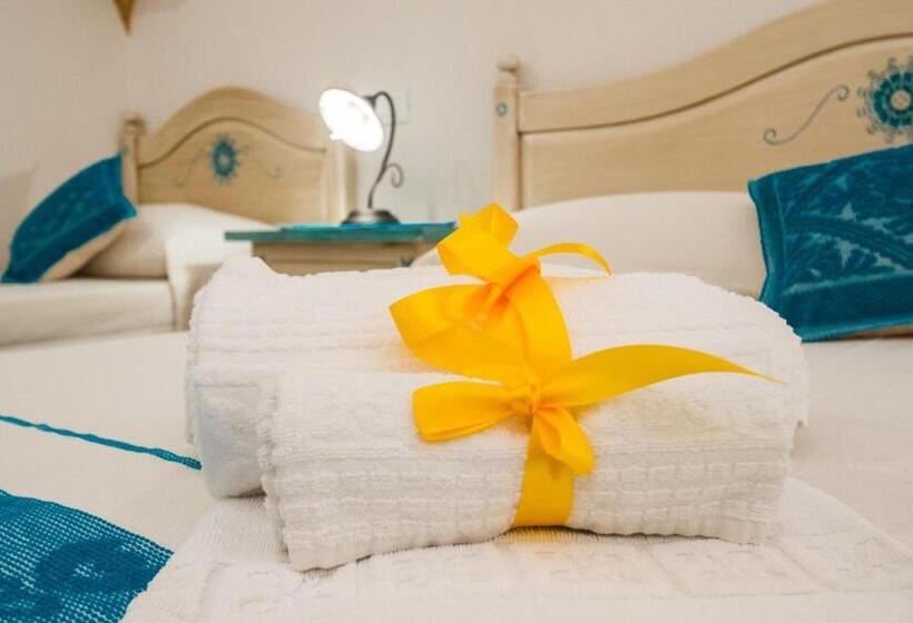 חדר דלוקס לשלושה, Micali