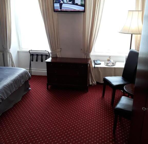 غرفة عائلية, Langport Arms