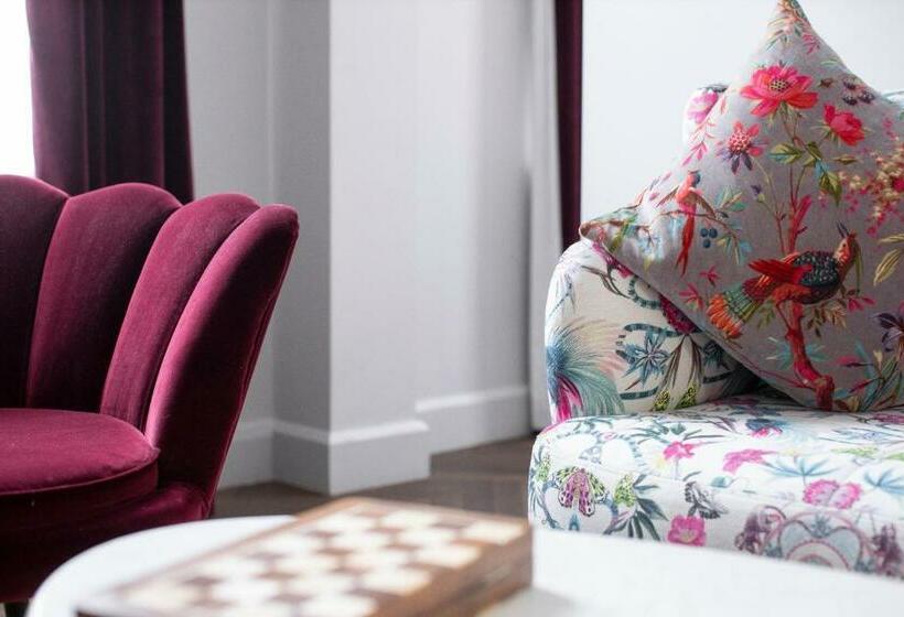 小型豪华套房, The Wilder