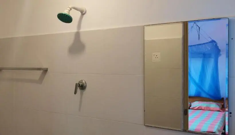 اتاق اکونومی, Blackstar Inn