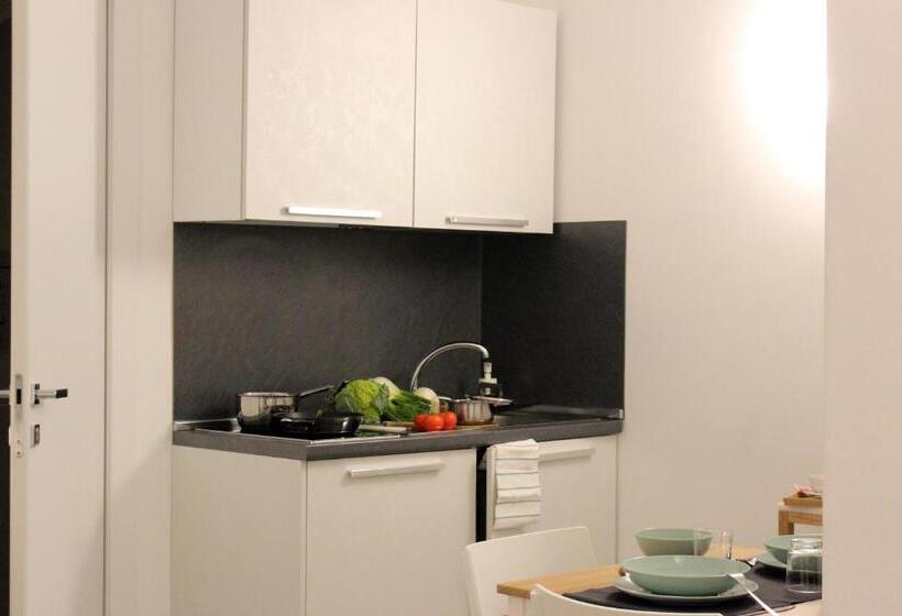 חדר דלוקס, Albertario