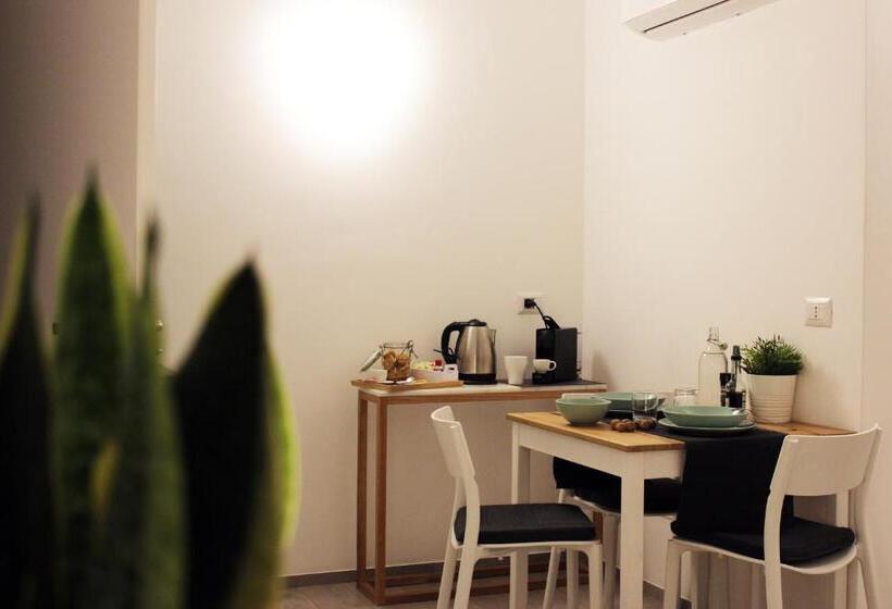 חדר דלוקס, Albertario