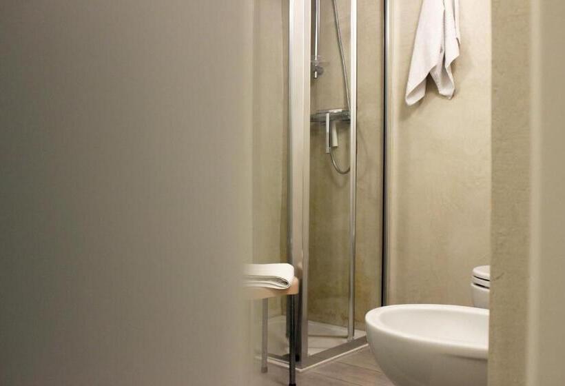 חדר דלוקס, Albertario