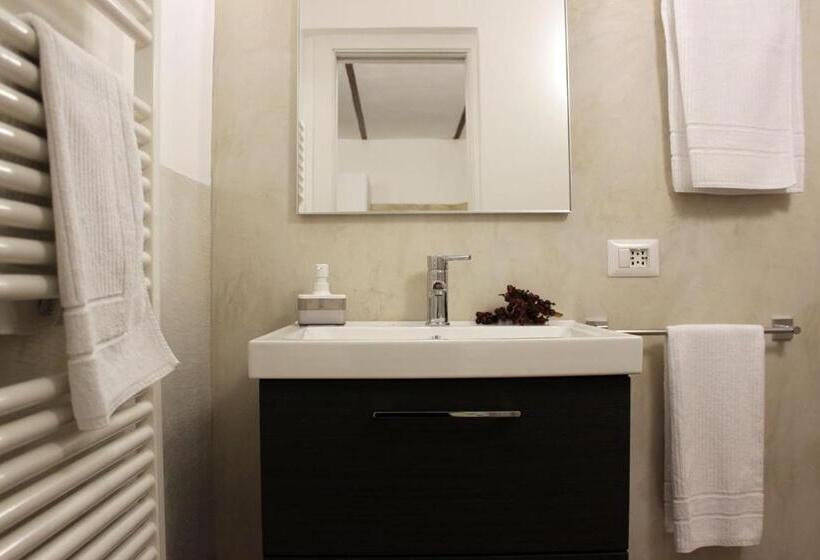 חדר דלוקס, Albertario