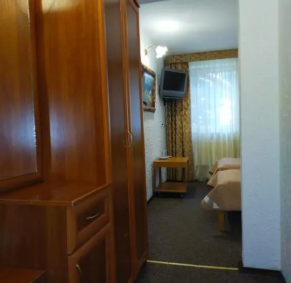 Habitació Estàndard, Ra