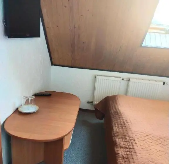 Habitació Economy, Ra