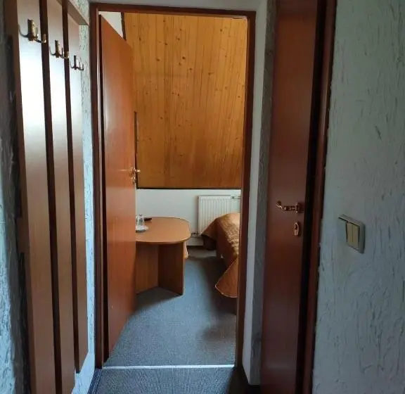 Habitació Economy, Ra