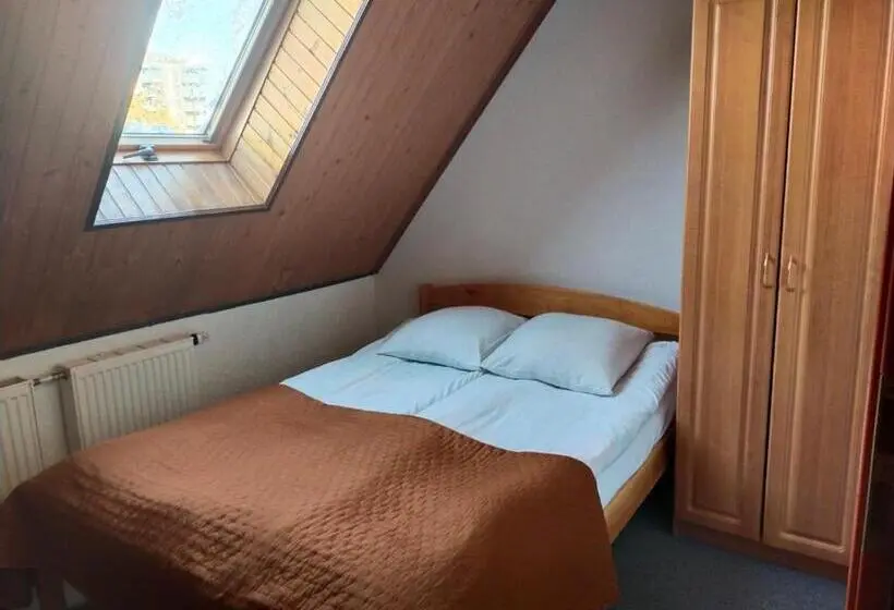 Habitació Economy, Ra