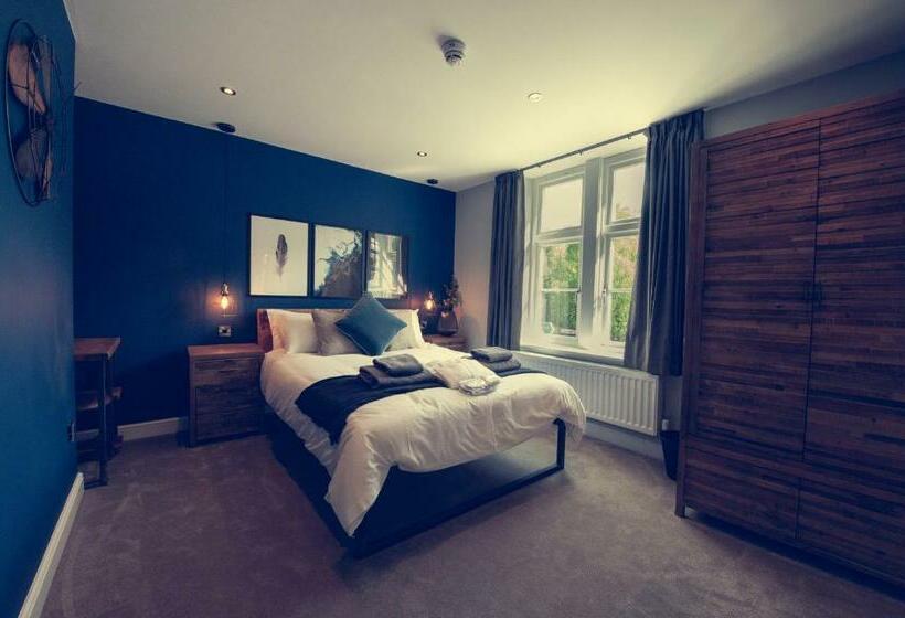 スタンダードルーム, The Hurt Arms