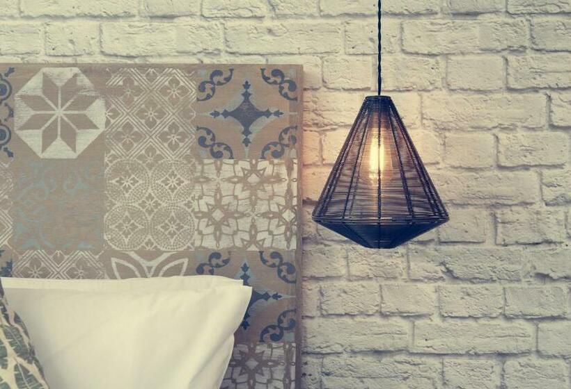 スタンダードルーム, The Hurt Arms