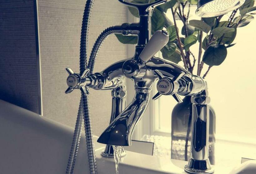 Номер Superior, The Hurt Arms