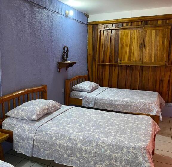 سرير فى غرفة مشتركه, Mauras Tropical Mini Hostel & Tours