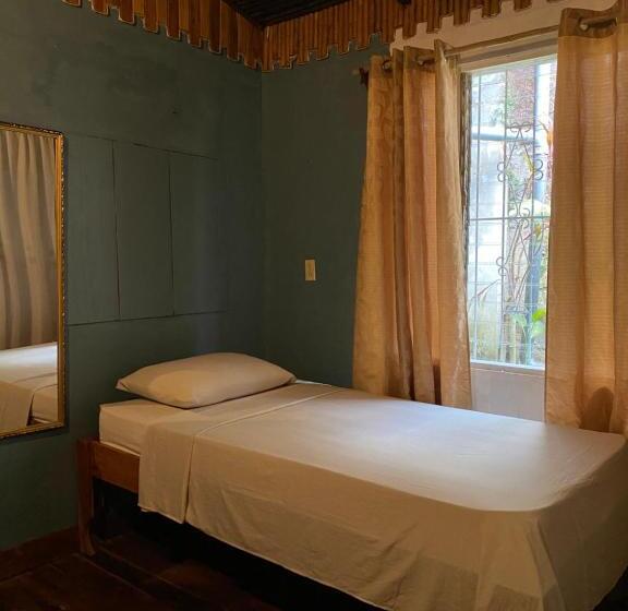 Номер Стандарт Индивидуальный Совместная Ванная, Mauras Tropical Mini Hostel & Tours