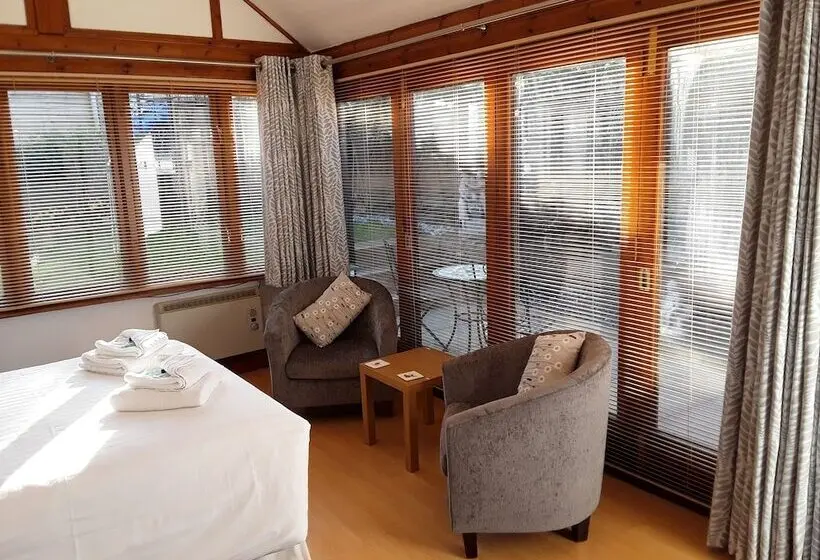 デラックススタジオ, Whortleberry Studio B & B