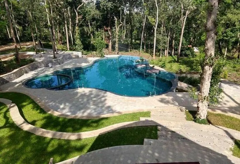 キングサイズベッドのスタンダードルーム, The Birchwood Retreat, Madikeri