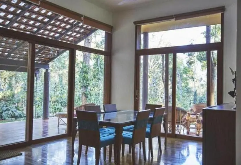 スリーベッドルーム　ヴィラ, The Birchwood Retreat, Madikeri