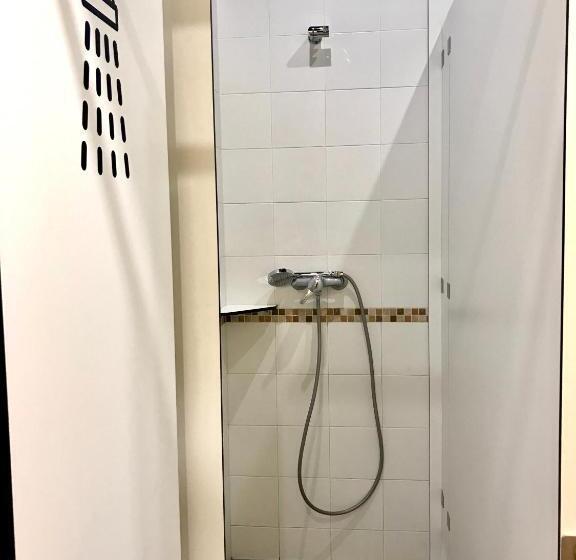 ルームシェアのワンベッド, Albergue O Burgo