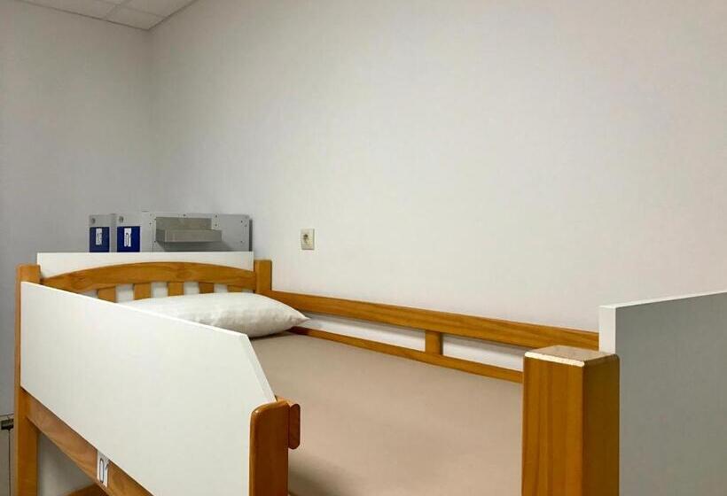 ルームシェアのワンベッド, Albergue O Burgo