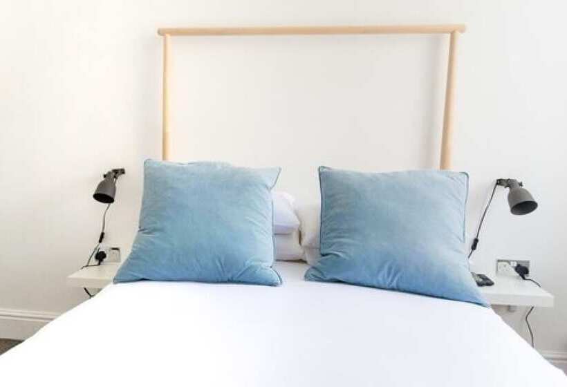 スタンダードルーム, The Black Fox