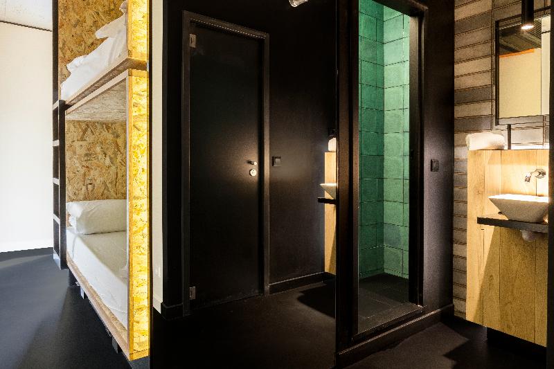 تختخواب در اتاق مشترک, Bastardo Hostel