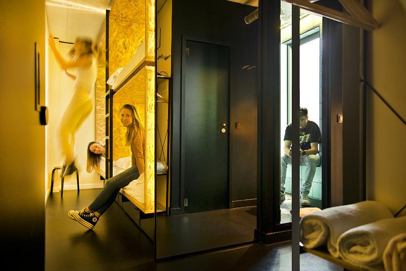 اتاق خانوادگی, Bastardo Hostel