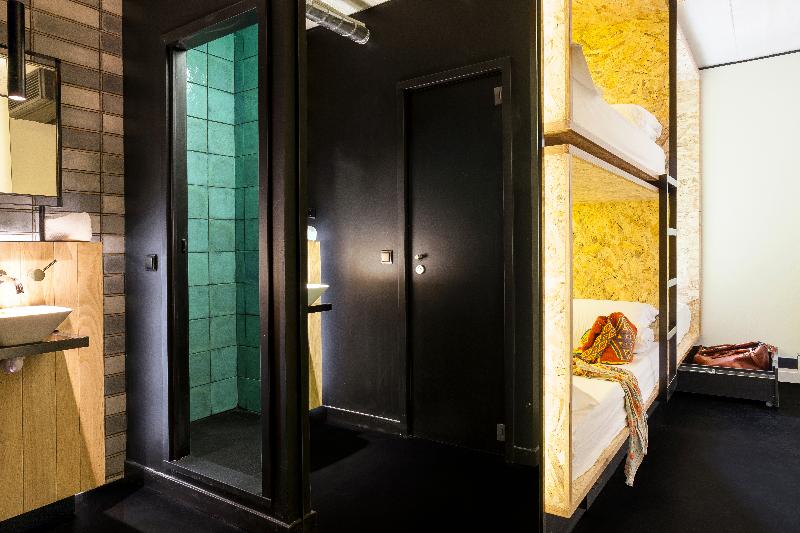 اتاق خانوادگی, Bastardo Hostel