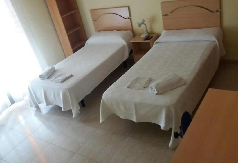 اتاق استاندارد سه تخته با سرویس بهداشتی مشترک, Hostal Jose Luis