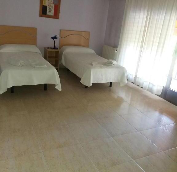اتاق استاندارد سه تخته با سرویس بهداشتی مشترک, Hostal Jose Luis