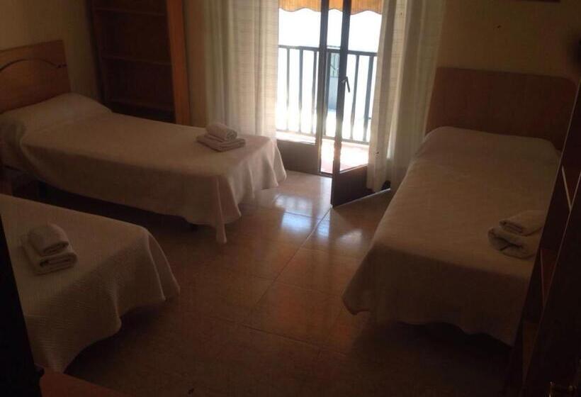 اتاق استاندارد سه تخته با سرویس بهداشتی مشترک, Hostal Jose Luis