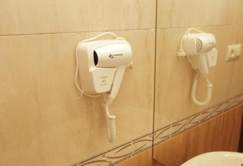 标准三人间, Pensión Codesal