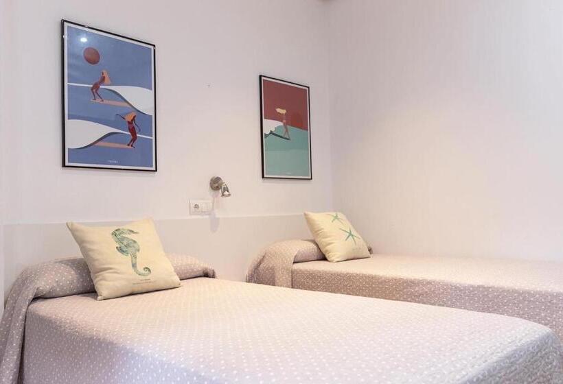 带共用浴室的标准房间, Pension Angelines, Sneuu Hostel Santander