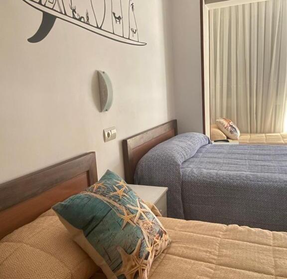 스탠다드 4인용 룸 공용 욕실, Pension Angelines, Sneuu Hostel Santander