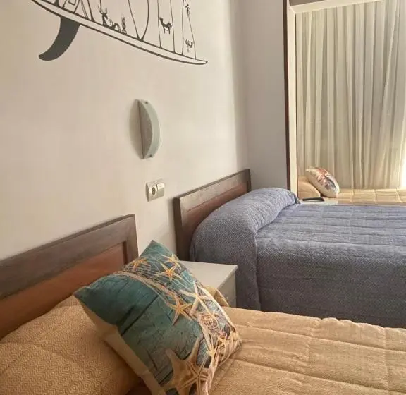 اتاق استاندارد چهارنفره با سرویس بهداشتی مشترک, Pension Angelines, Sneuu Hostel Santander