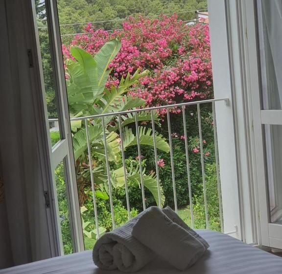 带花园景观的标准三人间, Arenosu Comfort Country Resort