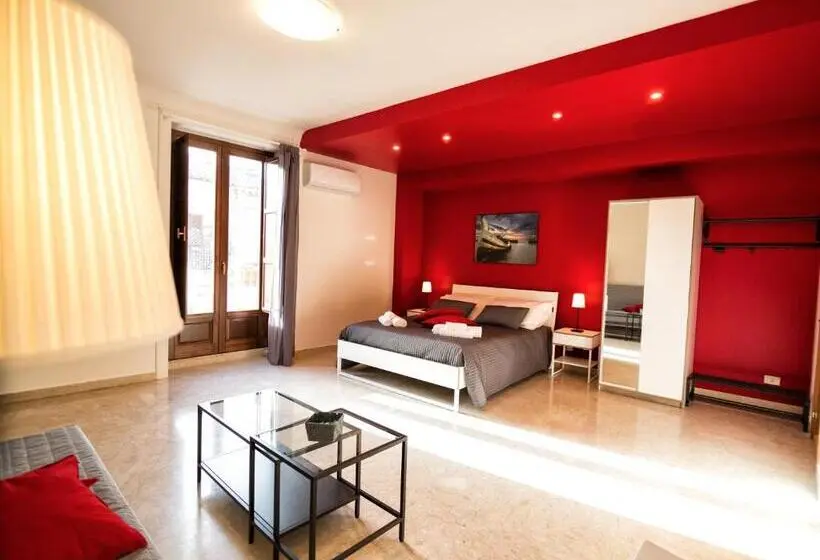 اتاق لوکس با بالکن, Niria