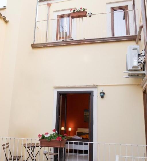 带阳台套房, Niria