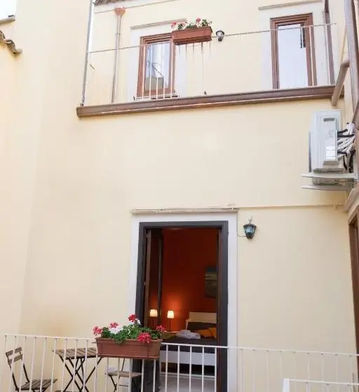سوئیت با بالکن, Niria