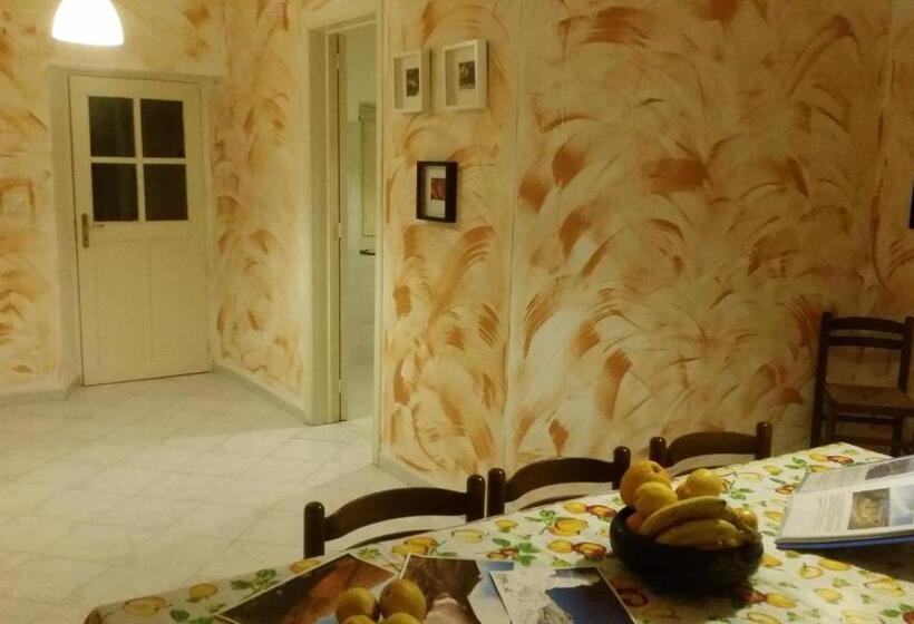 带1个卧室的带阳台的公寓, Villa Laura Apartment