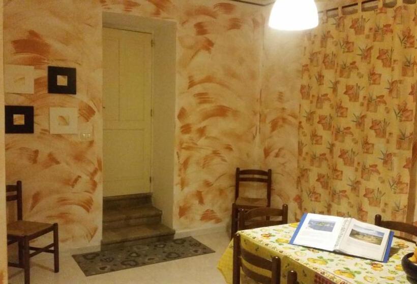 带1个卧室的带阳台的公寓, Villa Laura Apartment